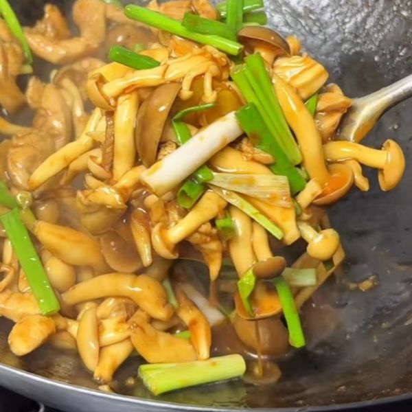 3️⃣ Ginger Spring Onion Mushroom Chic Slice